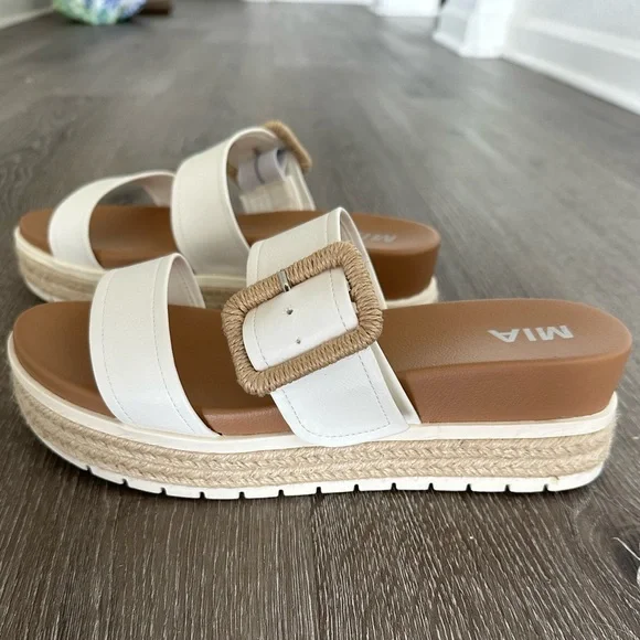 MIA Kenzy Platform Sandals - Picture 3 of 5